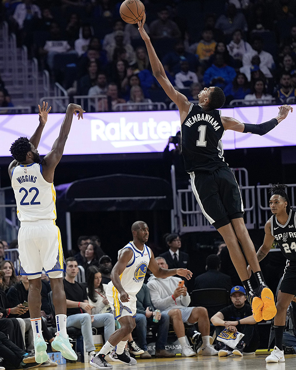 文班亚马防守有多恐怖？封盖维金斯一幕引热议 美媒称其为外星人