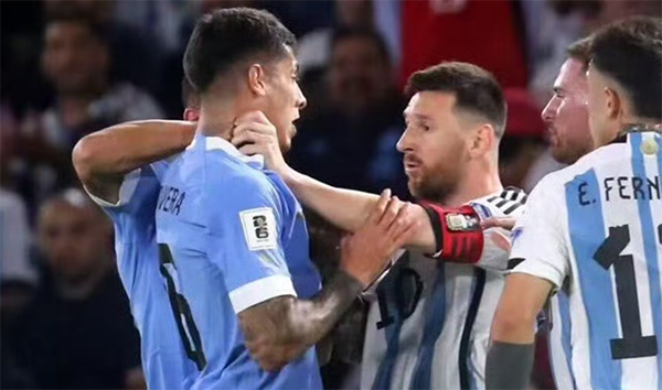 0-2！阿根廷队不敌乌拉圭，吞世预赛首败，梅西暴怒锁喉对手