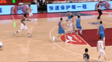 CBA裁判引争议！首钢悍将被对手肘击面部，鼻子流血+痛苦倒地