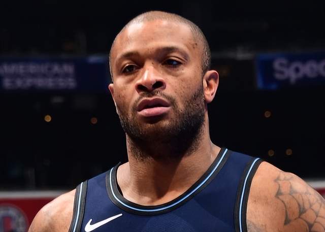 内讧？38岁老将炮轰球队，连续9场0分遭弃用，2亿战舰危机四伏