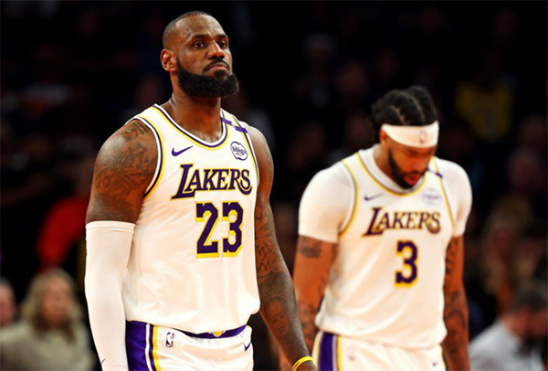 詹姆斯退网后湖人困境：五场一胜，-83正负值引退役疑云笼罩
