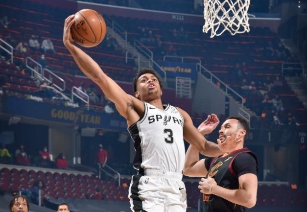 联盟最矮大前锋彻底爆发！23+21接班邓肯！间接促成阿德离队