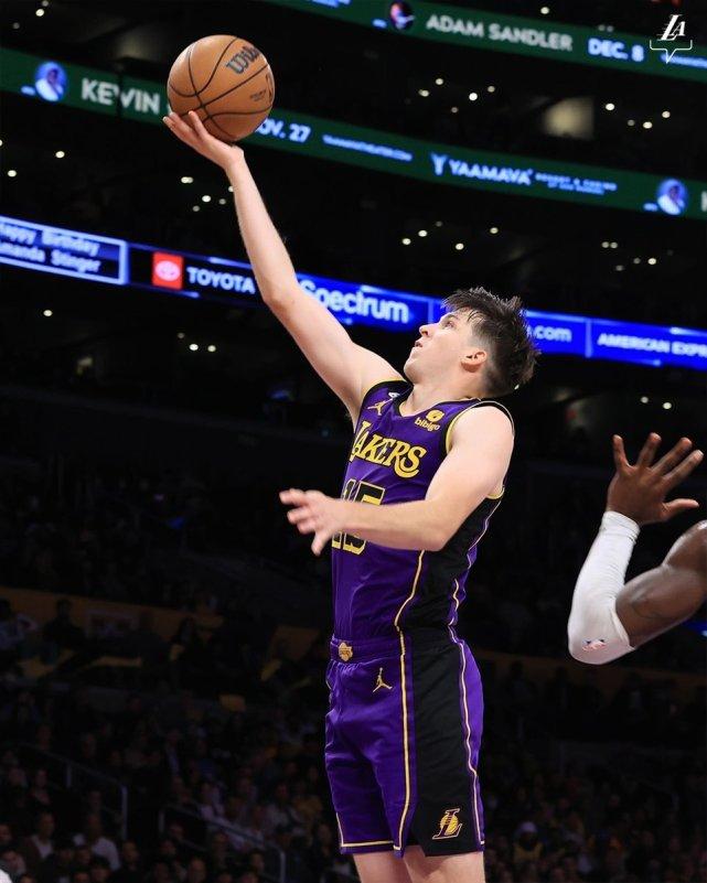 正负值+14全场第一！里夫斯一头扎进美女堆：末节连得8分拯救湖人