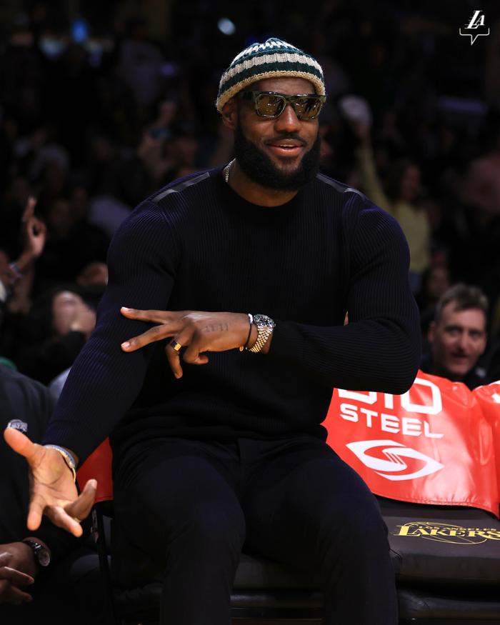 詹皇蹦跳跑回更衣室：伤势康复神速 到场祝贺布朗尼领取23号球衣