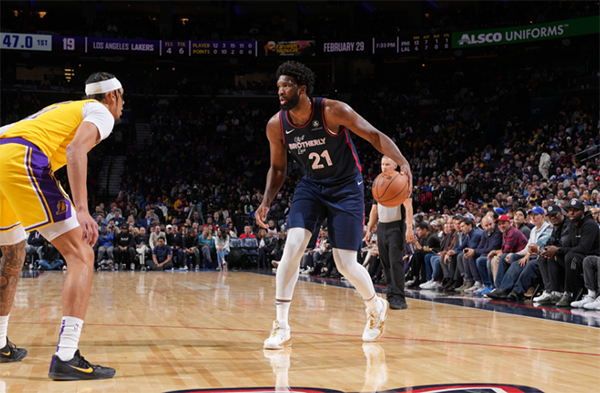 湖人44分惨败连创耻辱纪录！詹姆斯解释惨败原因 浓眉坦言令人脸红