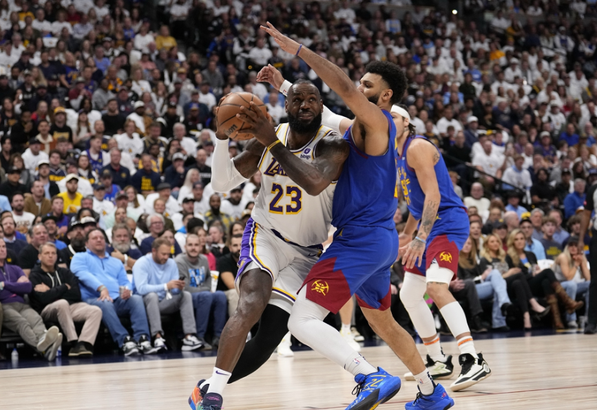 詹姆斯10中7狂轰19分，39岁仍是21世纪最佳球员！