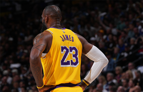 詹姆斯黯然离场，哈姆称球队导致首轮出局，或面临被湖人解雇