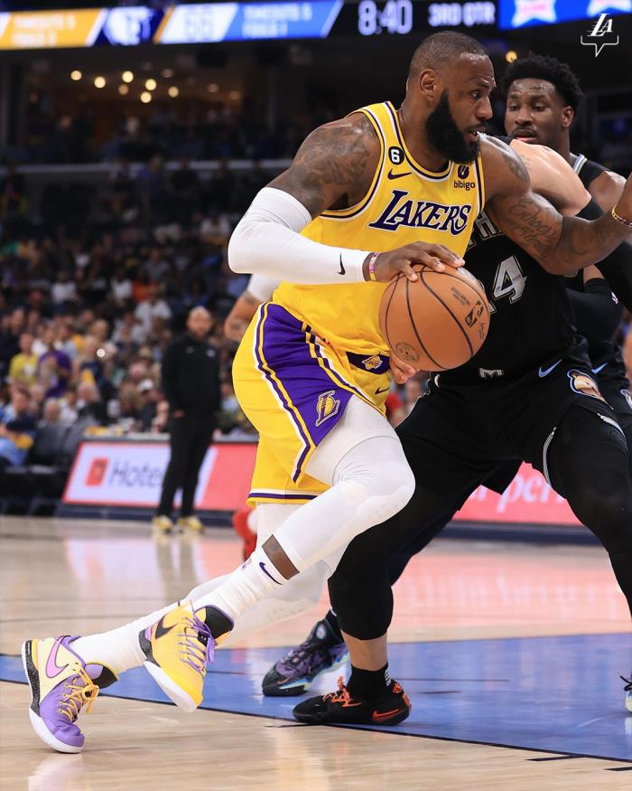 詹姆斯轰28+12仍输G2：两次遭狄龙挑衅 末节急得亲自安排战术