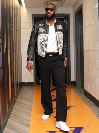 39岁詹姆斯霸气入场剑指40000分 提前备战曝光：状态火热双手砸扣