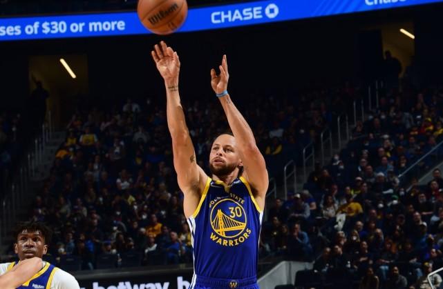 库里47分生日夜新高！对手赶他下场太搞笑 名记：非人类摧毁防守