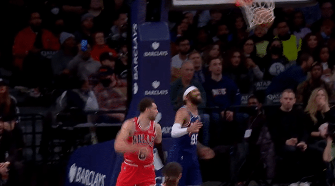 争议！拉文踩线上篮算进，主场不留情面回放，裁判被打脸太尴尬