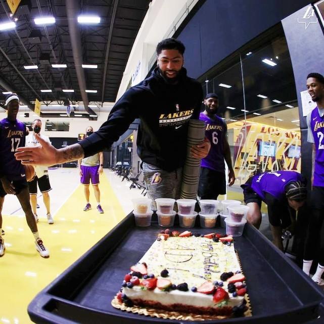 28岁浓眉训练场过生日！湖人队为他准备草莓蛋糕，詹姆斯劈扣抢镜