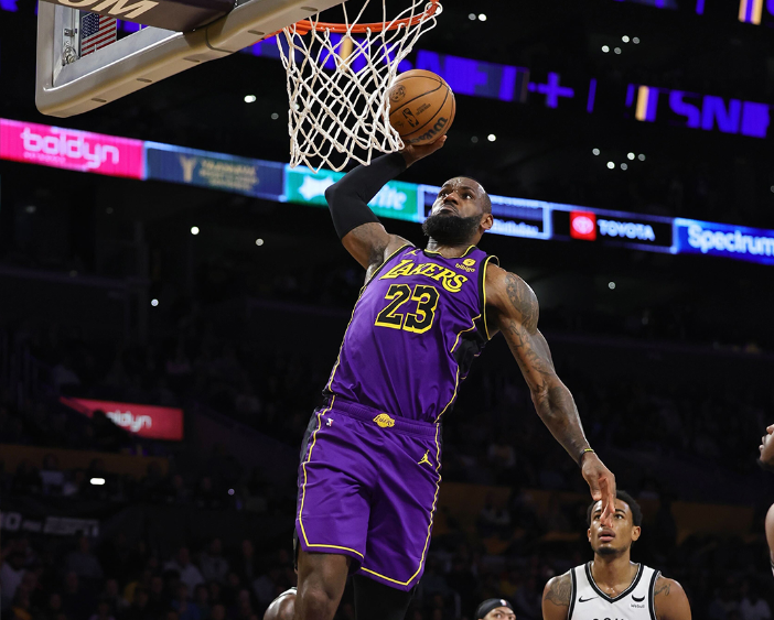 39岁詹皇单节14分：激情庆祝咧嘴大笑 三分反超克莱重返历史第七