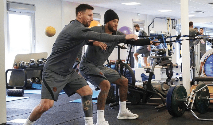 梅西备战欧冠！晒与内马尔姆巴佩训练照，迎来小组赛关键之战