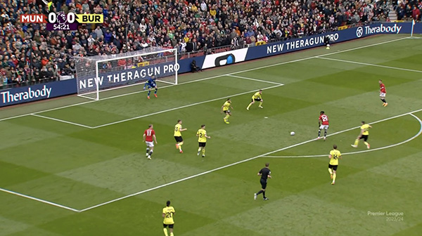 曼联进攻无序，万比萨卡痛失得分机会，门将传球数惊人