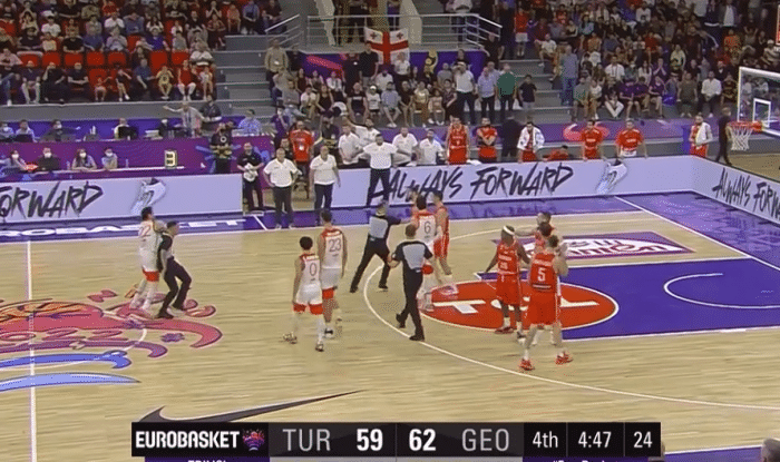 76人悍将被偷袭！欧锦赛上演火爆冲突，多人参与场面一度失控