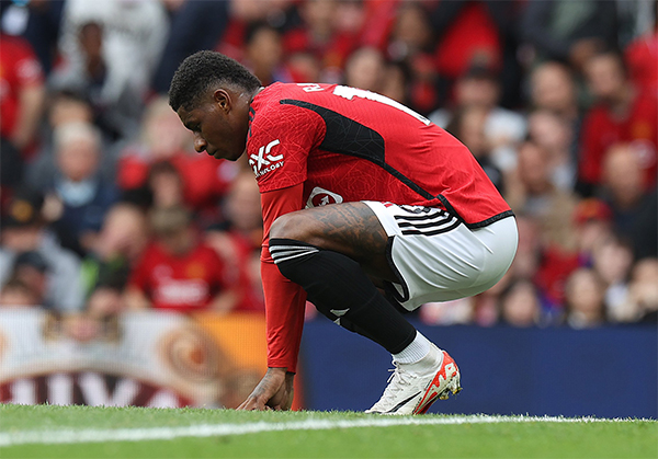 曼联新星的争议一幕：进球却被骂，队友狂奔回防！