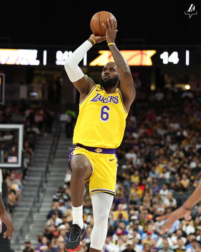 37岁詹皇王者归来：17分钟狂砍23分太疯狂 手感滚烫强势反弹