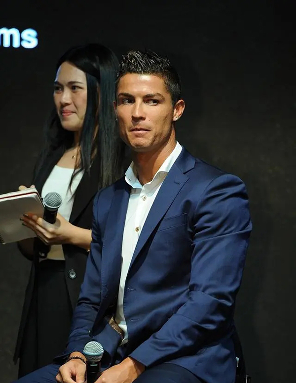 C罗：我不太关心记录 现在只想享受比赛 最重要的是现在很开心