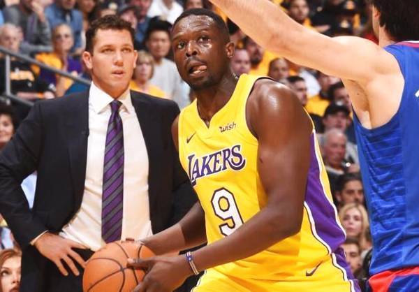 已退役仍领500万！年薪第6仅次詹皇等主力，湖人被坑惨真拿他没办法