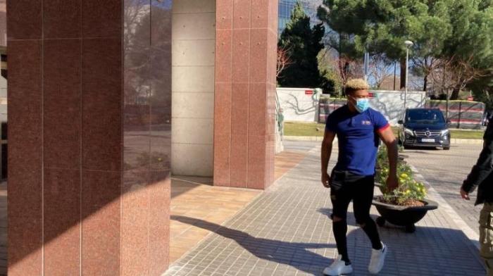 即将下树！特劳雷抵达巴塞罗那，降薪驰援老东家