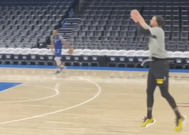 这一幕太经典！库里复刻7年前超远三分绝杀：连庆祝动作都要重温一遍