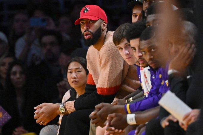 曝浓眉右脚未骨折：有望1月初复出 穿康复拖鞋现身训练馆陪詹皇罚球