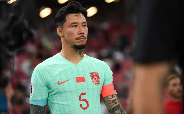 国足大胜，张琳芃表情走红，妻子发声引发热议