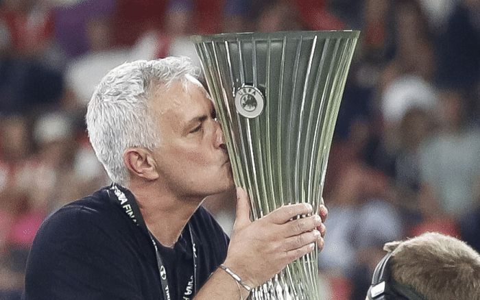 拒当吉祥物！托蒂正在谈判回罗马，穆帅思考下一步，直面离队规律