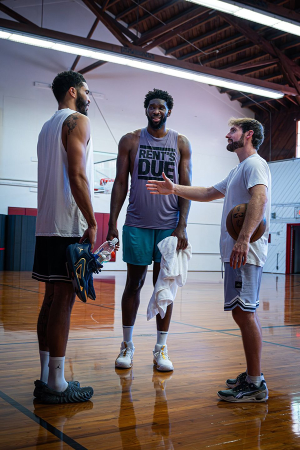 恩比德合练塔图姆引热议！绿军球迷调侃手下败将：他要来波士顿了