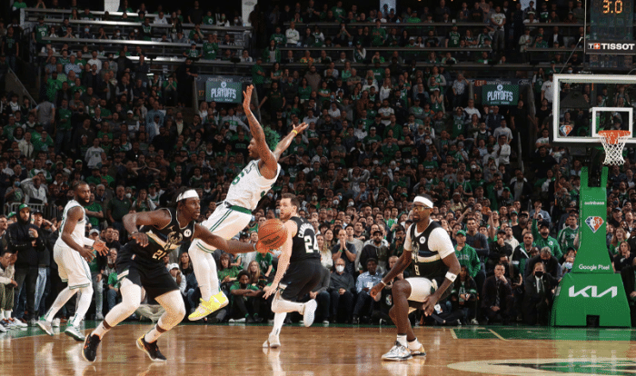 太惨了！美女球迷目睹绿军天王山崩盘，还被2米26法尔阻挡视线