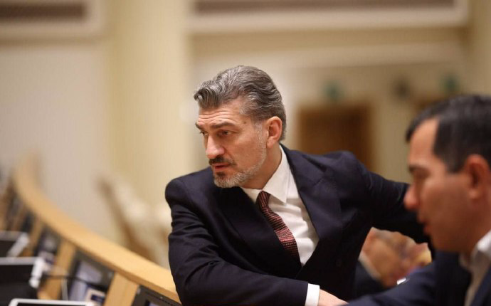 53岁英超传奇卡韦拉什维利：从央 5 赛场到央 1 政坛，当选总统创非凡