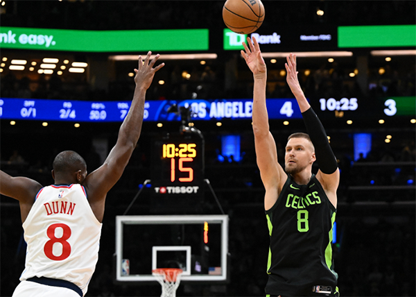 绿军32分痛击快船，单节51分12记三分创纪录，全场欢呼波神复出