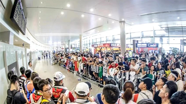 外媒报道！C罗中国球迷太疯狂，等待接机，梅西粉丝成显眼包