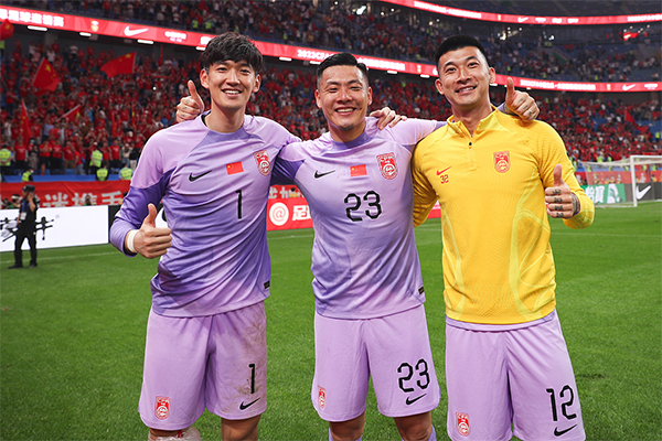 伊万科维奇助国足高昂斗志：王大雷张玉宁飞铲闪现