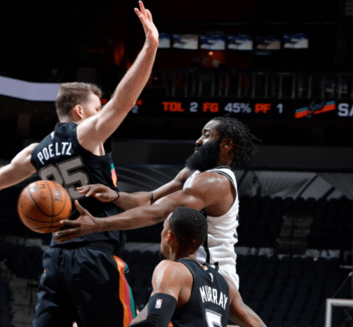 23+3！杜兰特缺席，1米93“大中锋”成篮网第三巨头，底薪男打出两千万身价