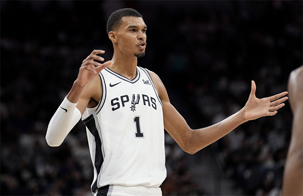 文班亚马首秀15+5+5犯：末节9分引爆球馆 被格威限制暴露最大缺点