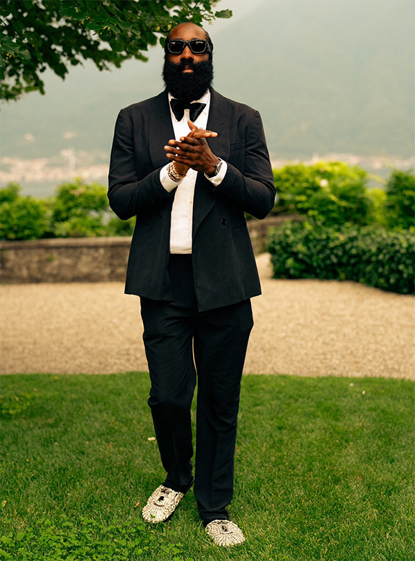 哈登婚礼派对曝光：摇摆不停，与众星合影