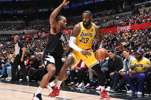 詹皇超神刷爆纪录：21分逆转+1罚34分生涯新高 打爆快船怒吼霸气庆祝