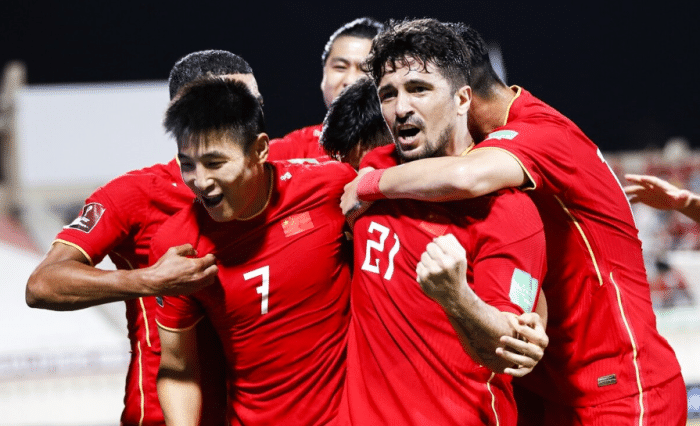 官宣！国足昔日归化对象签豪门2年，队友胡尔克获新荣誉 媲美大罗