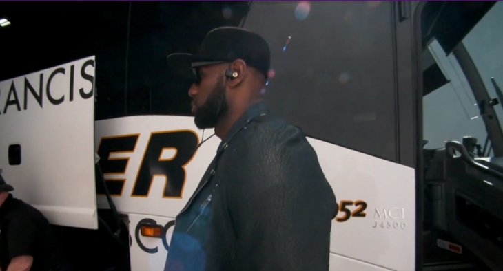 名记：詹姆斯右脚踝X光检查结果为阴性