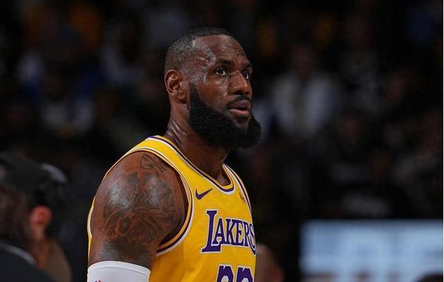 终结连败，詹姆斯为何怒骂浓眉？两人低迷被怒批