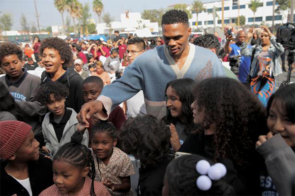 威少学院新校区揭幕，威少仰望科比壁画，立志助人