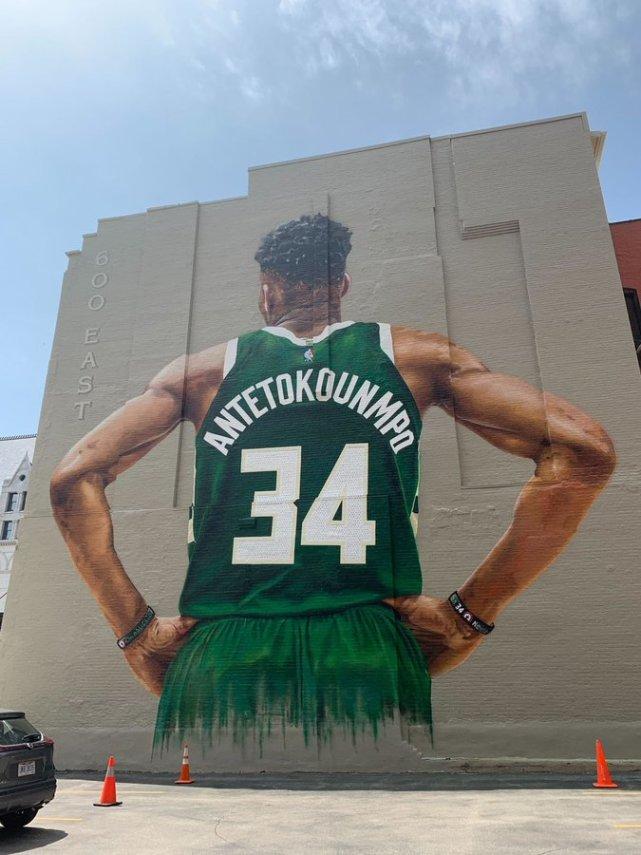 字母哥巨幅壁画完工！高达16米耗时超13天：艺术家致敬雄鹿MVP