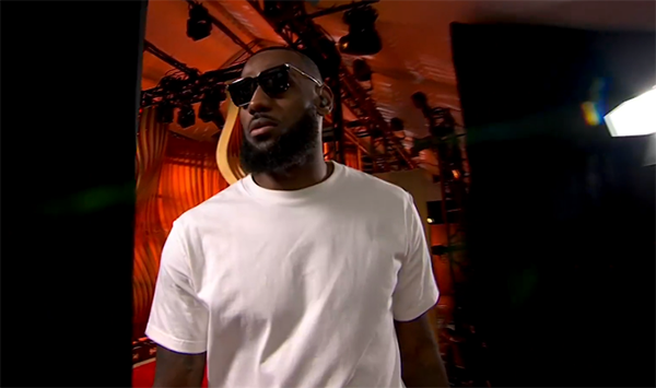 詹姆斯提前3小时入场：戴墨镜霸气亮相 表情严肃全力争夺决赛门票