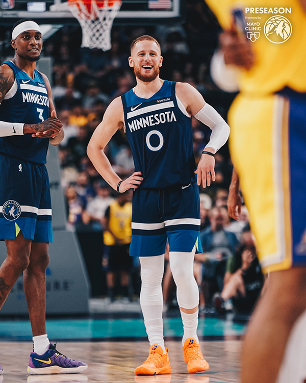 迪文琴佐森林狼首秀大放异彩！4 中 4 高效砍 11+2，三分神准仅战一节便完美收官