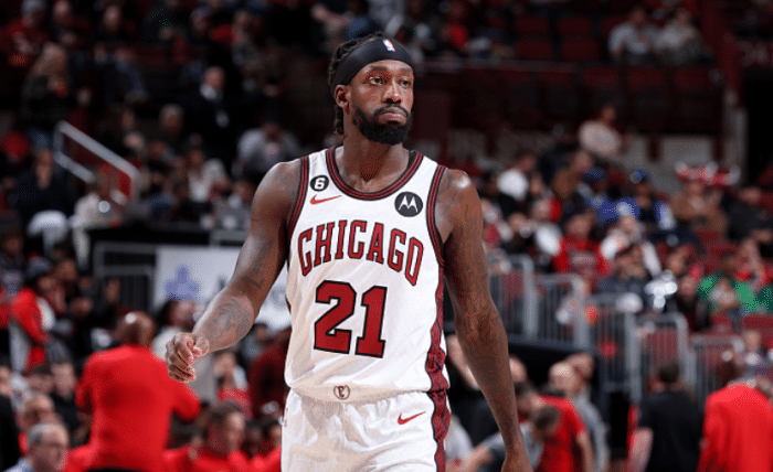 贝弗利首秀8+5+4点燃球馆：末节坐地板观战 公牛送篮网耻辱惨败