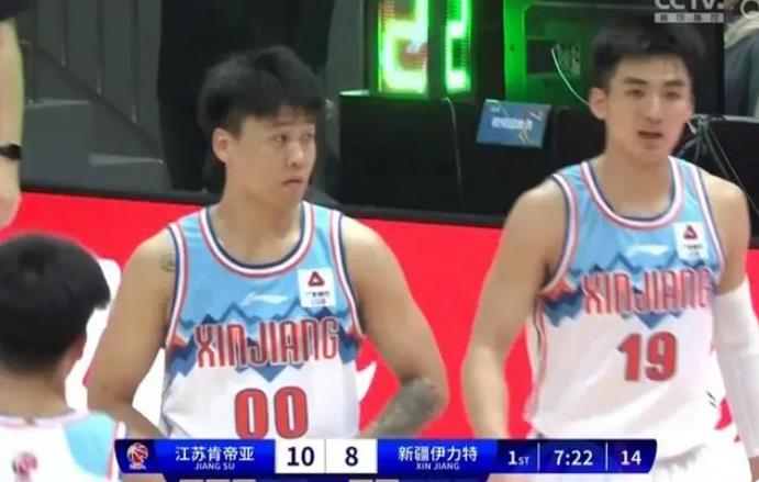 新疆为何能逆转江苏？落后时，看赵睿反应秒懂，朱芳雨这次亏大