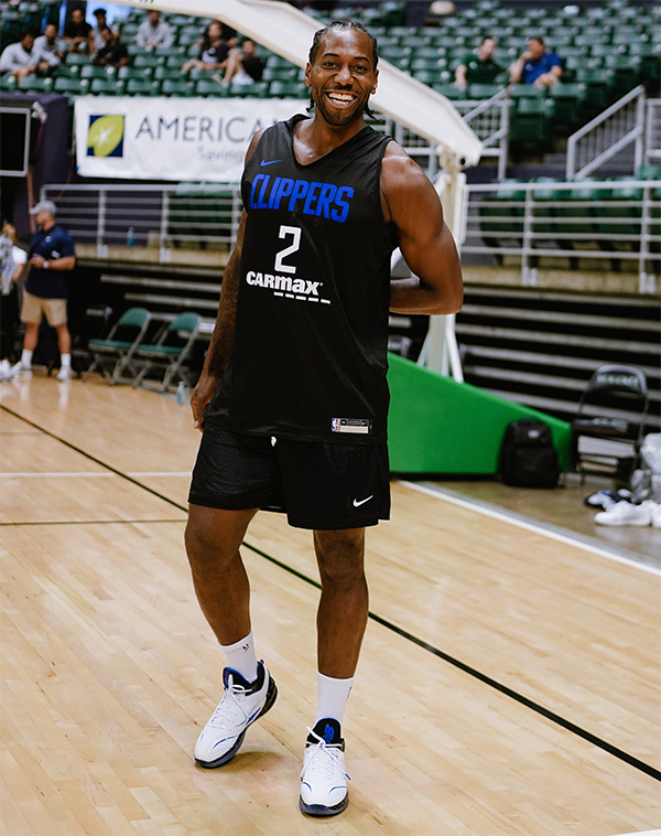 快船官方晒小卡大笑训练照，距训练营开启仅两周