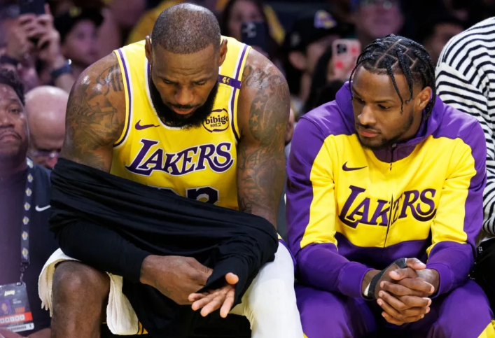 圣诞大战惊现乌龙！詹姆斯遭打头判罚无误，官方却错认成布朗尼